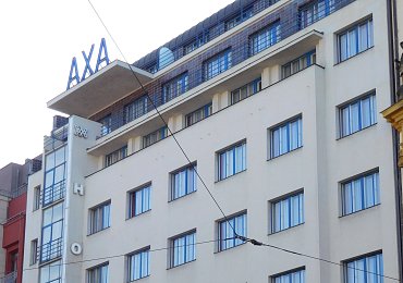 Hotel AXA: Ikona české funkcionalistické architektury není jenom bazén