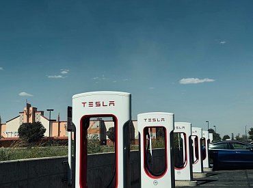 Tesla spouští revoluční superchargery s nabíjením 500 kW